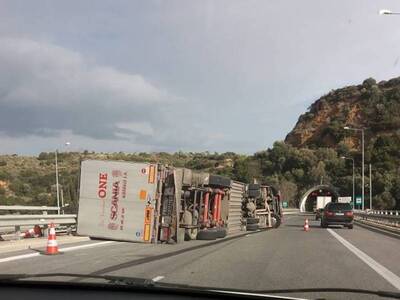 Ανετράπη νταλίκα από τους δυνατούς ανέμο...