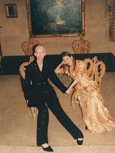 Δεξιά Chanel, αριστερά Bottega Veneta