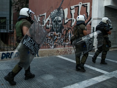 Διαδηλωτές επιχείρησαν να σπάσουν τον φρ...