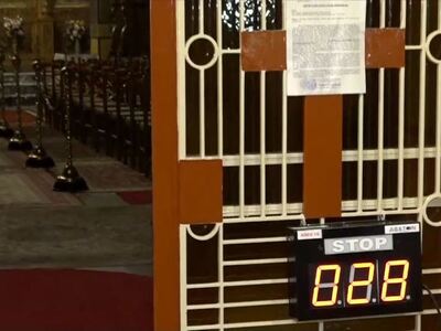 Λάρισα: Με φωτοκύτταρο μπαίνουν πιστοί σ...