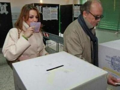 Φίλησε το ψηφοδέλτιο πριν το ρίξει η αρρ...