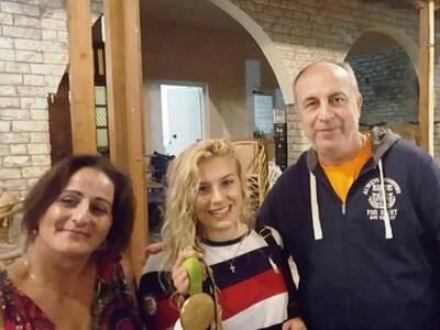 Με τον φίλο του πατέρα της Βαγγέλη Νιφόρο