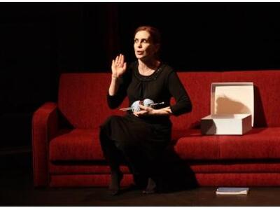 "Η Πόρνη από πάνω" με την Κατ...