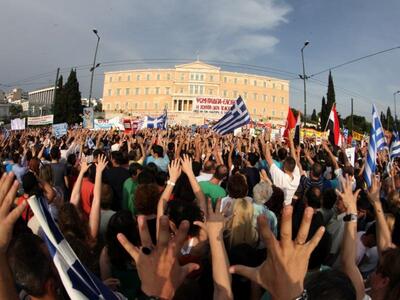 Με τους Αγανακτισμένους και οι Απόστρατο...