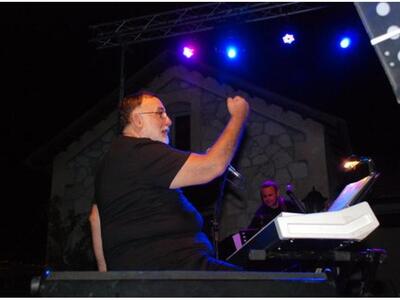 Πάτρα:Ο Θάνος Μικρούτσικος απόψε στο Ρωμ...