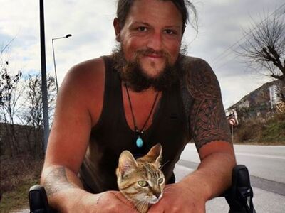 Η διάσημη στο instagram αδέσποτη γατούλα...