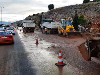 Πλημμύρισε η Αθηνών – Κορίνθου - Ουρά χ...