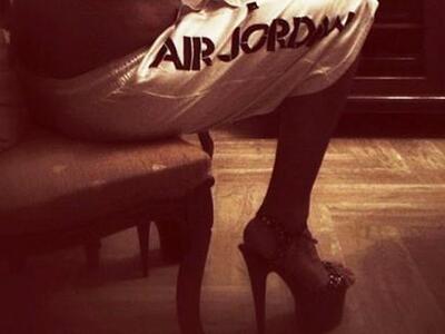 Γνωστός Έλληνας βλέπει Μουντιάλ φορώντας...