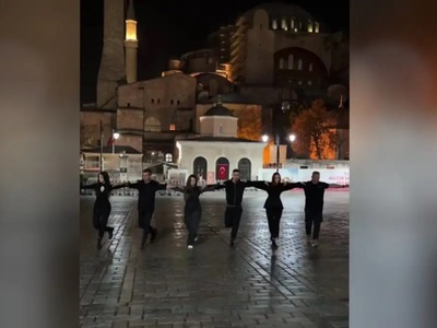 Έλληνες χόρεψαν χασάπικο μπροστά στην Αγ...