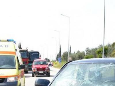 Μετωπική ταξί με αγροτικό, στην Εθνική ο...