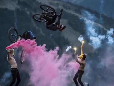 Δύο ποδηλάτες έκαναν απίστευτα κόλπα στο...