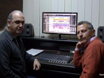 Ο Ανδρέας Διονυσόπουλος στο studio με το...