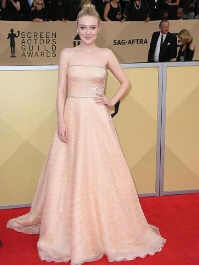 ΝΤΑΚΟΤΑ ΦΑΝΙΝΓΚ ΜΕ PRADA