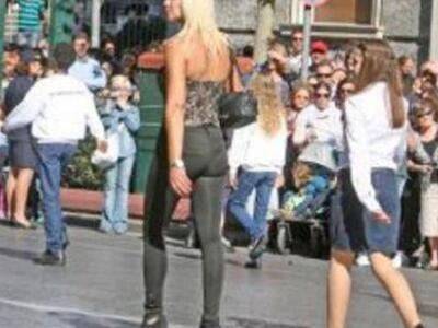 Η "καυτή" ξανθιά δασκάλα που έ...