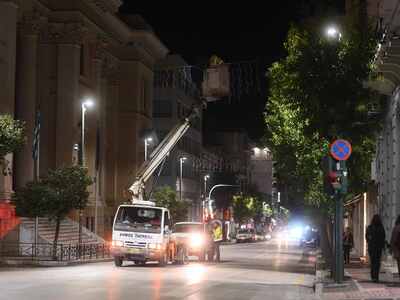 Πάτρα: Τοποθετείται ο φωτεινός καρναβαλι...