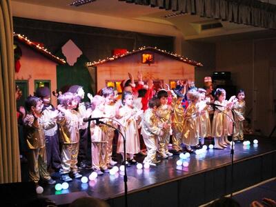 Τα νήπια των Εκπαιδευτηρίων Πάνου προσφέ...