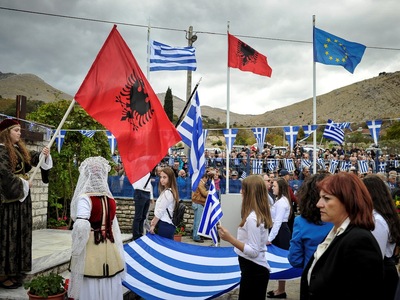 Η Αλβανία παίρνει τις περιουσίες των ομο...