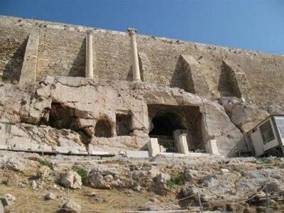 Δύο κίονες της Ακρόπολης, μάρτυρες της σ...