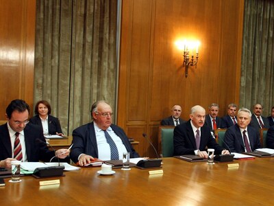 Πρωθυπουργός: Δεν κόβονται οι μισθοί στο...