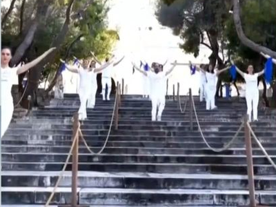 Το ζευγάρι που χορεύει στα σημαντικά μνη...