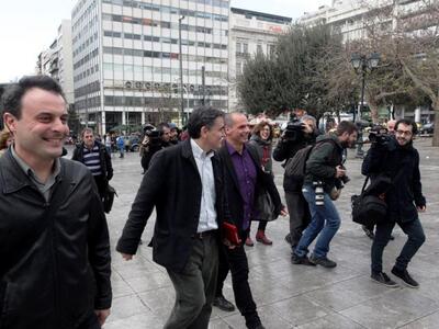 Ο Βαρουφάκης περπατά χωρίς συνοδεία στο ...