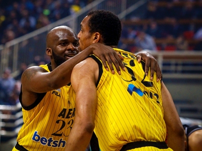 Η ΑΕΚ πήρε τον Ελληνικό «εμφύλιο» και πέ...