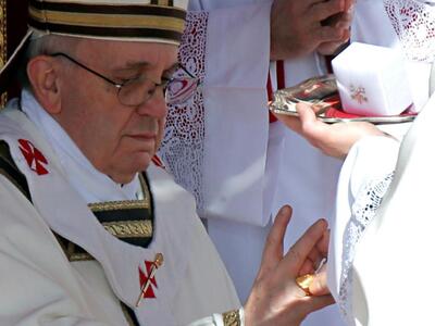 Ο Πάπας αποκλείει το ενδεχόμενο της χειρ...