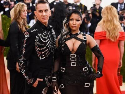 Μούσα του οίκου Moschino η Nίκι Μινά