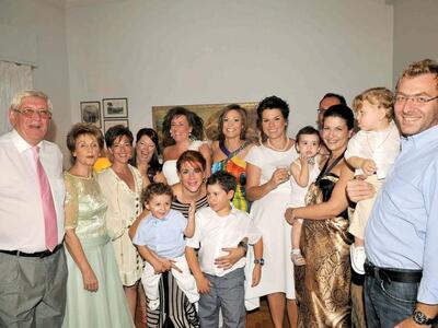 Οικογενειακή φωτογραφία της νύφης. Διακρ...