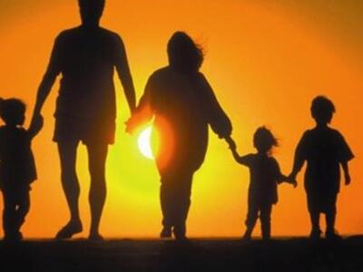 Τρίτεκνοι "δίνουν" τα παιδιά τ...