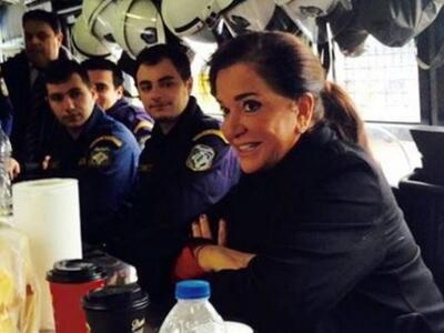 Η Ντόρα Μπακογιάννη πίνει καφέ σε «κλούβ...