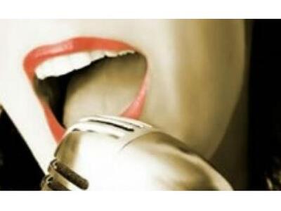 Τραγουδίστρια κατέρρευσε ενώ τραγουδούσε...