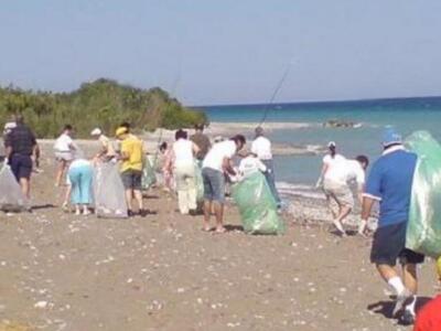 Πάτρα: Καθαρισμός της παραλίας στα Αραχω...