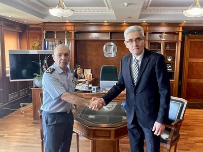 Ο Άγγελος Τσιγκρής ζητά από τον Αρχηγό τ...