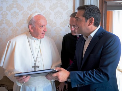 Ιδιόχειρη αφιέρωση Πάπα σε Τσίπρα: «Καλύ...