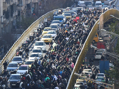 Χάος στο Ιράν: Ο λαός στους δρόμους κατά...