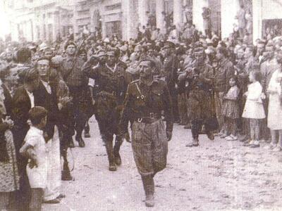 Αντάρτες του ΕΛΑΣ παρελαύνουν