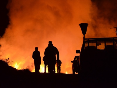 Χίος: Πυρκαγιές και επεισόδια στο hotspo...