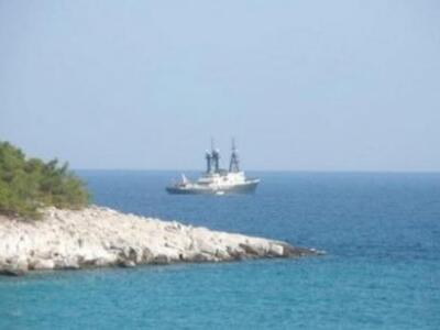 Τουρκικό ερευνητικό σκάφος σε παραλία τη...