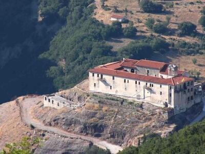 Αχαΐα: Πανηγυρίζει η Ιερά Μονή Μακελλαρι...