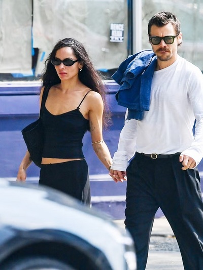 Με την τωρινή του αγαπημένη, Ζόε Κράβιτζ