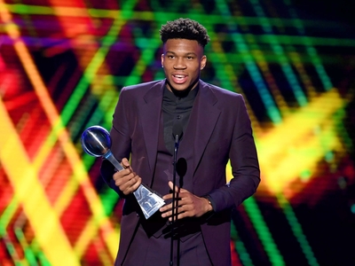 Σαρώνει τους τίτλους ο Αντετοκούνμπο - Κ...