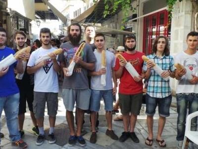 Σύρος: Απίστευτο -Έφαγε Hot Dog (50 cm) ...