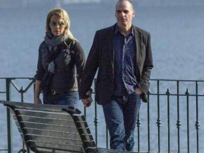 Χέρι-χέρι η βόλτα του ζεύγους Βαρουφάκη ...