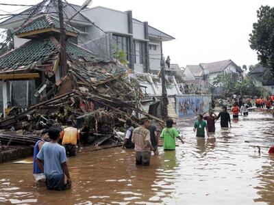Ινδονησία: 26 νεκροί από πλημμύρες και κ...