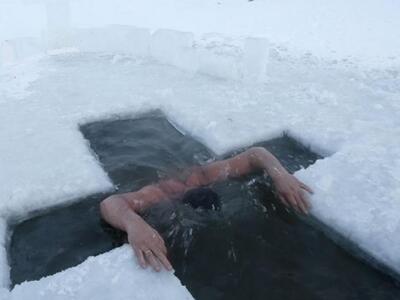Με βουτιά στα παγωμένα νερά γιόρτασαν οι...