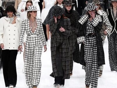 Ενός λεπτού σιγή πριν από το ντεφιλέ της...