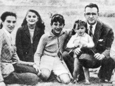 Ο Τσε Γκεβάρα (πάνω αριστερα) με την οικ...