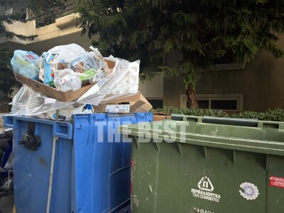 Γεμάτοι σκουπίδια οι κάδοι ανακύκλωσης -...