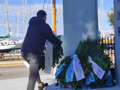 ΠΑΤΡΑ: Κατέθεσαν στεφάνια στο Μνημείο Ηρώων - Το απόγευμα οι πορείες